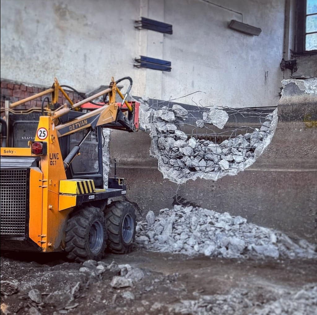 Utilaj compact la demolare perete beton