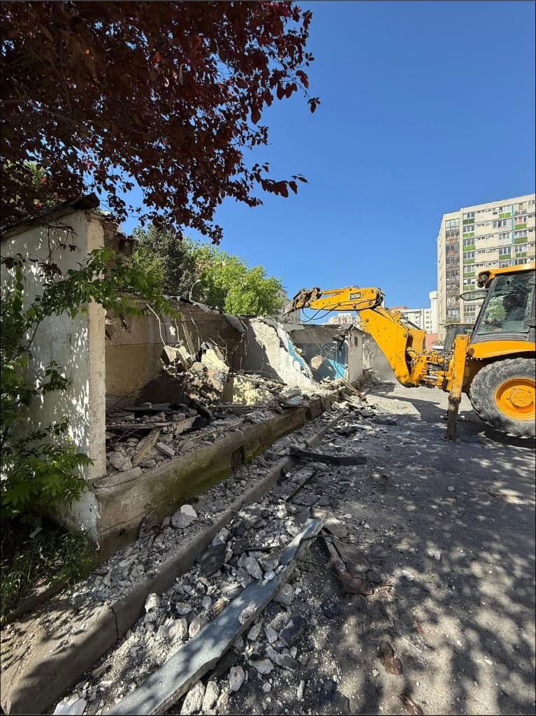 Buldoexcavator la demolare perete
