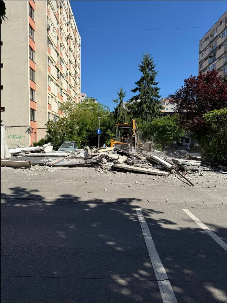 Excavator la demolare structură urbană