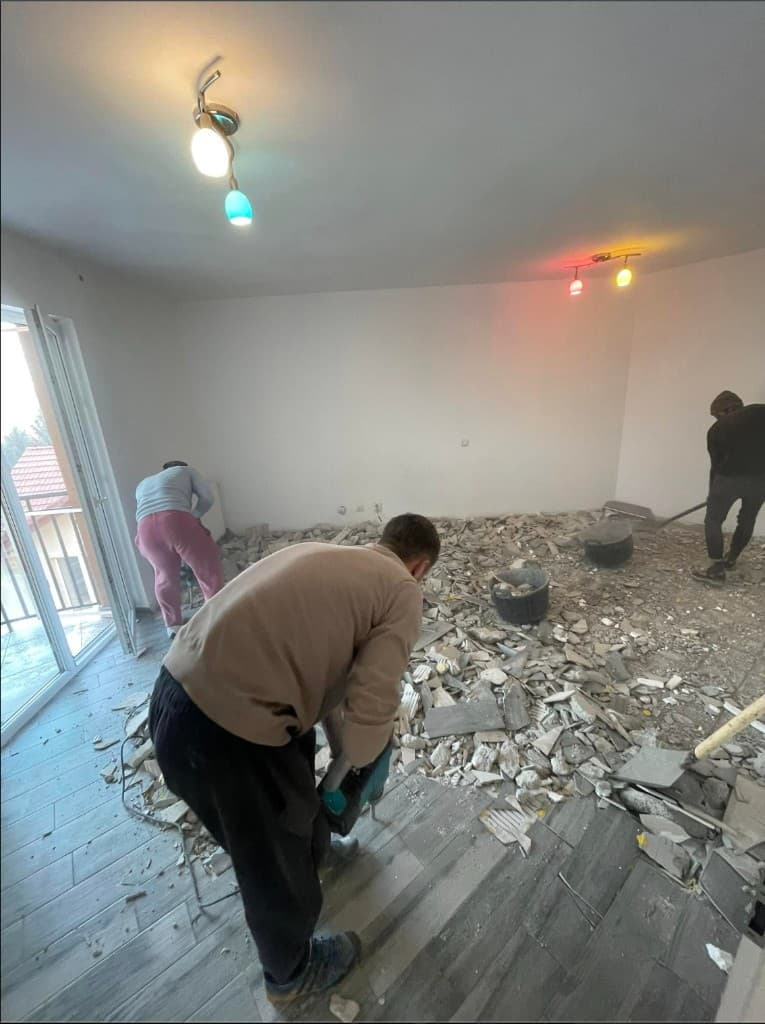 Echipă la demolare interioară cu ciocan-picamer