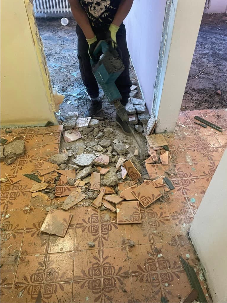 Demolare pardoseală cu ciocan-picamer profesional