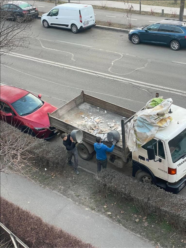 Încărcare moloz în camionetă
