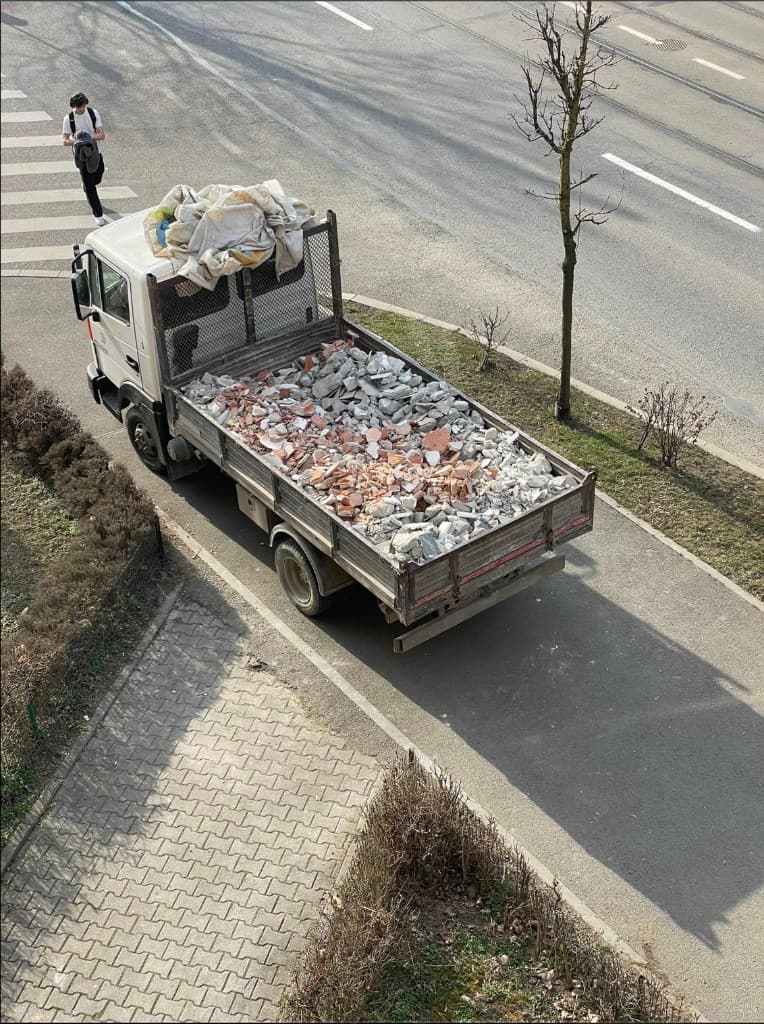 Transport moloz cu camion