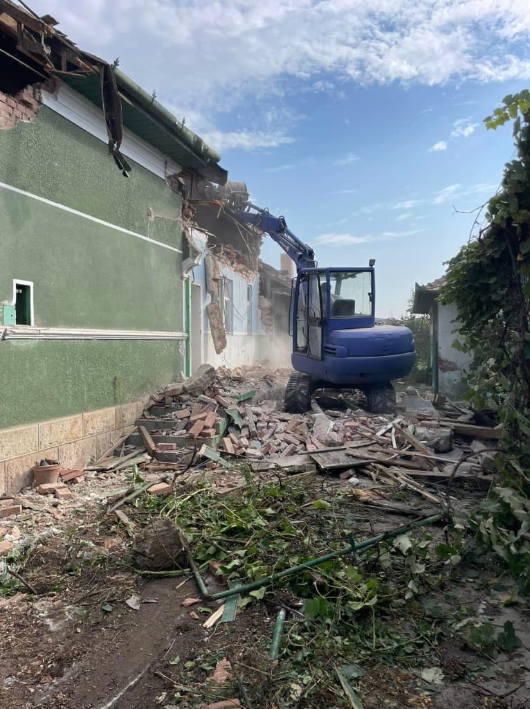 Mini excavator la demolare casă