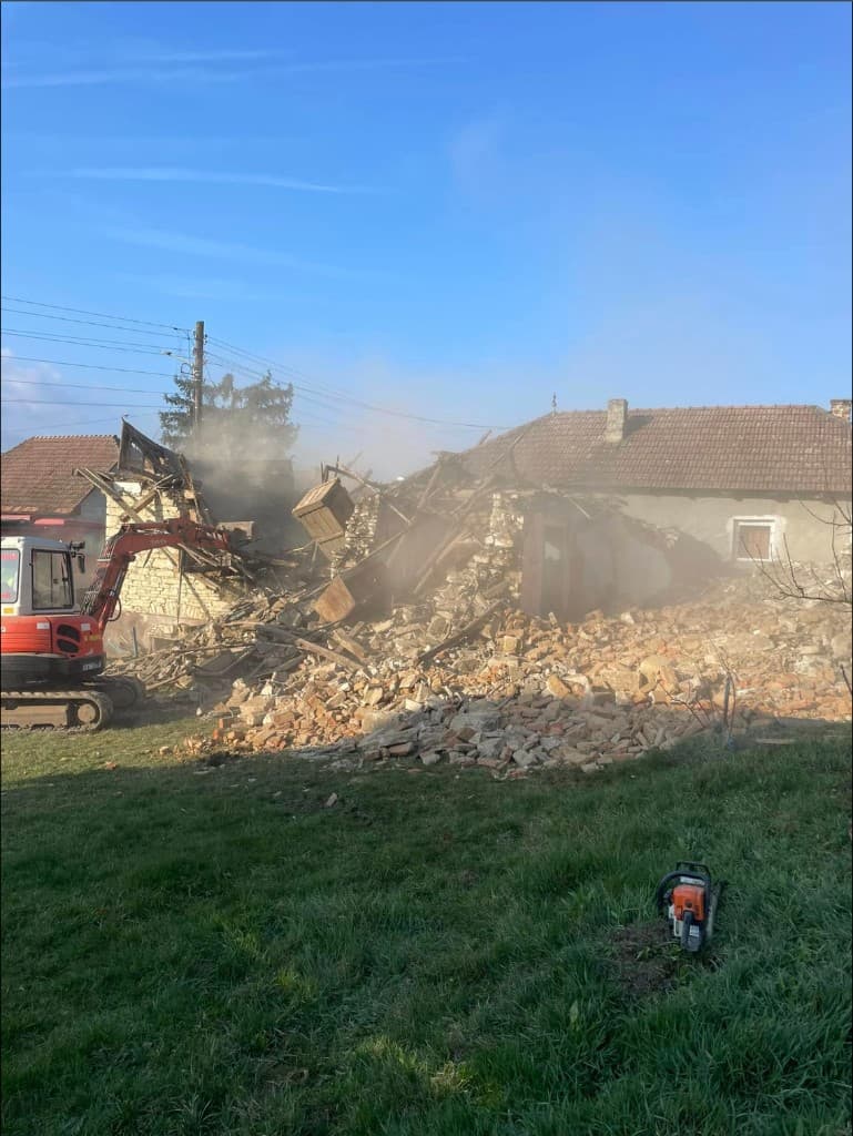 Demolare casă veche cu mini excavator